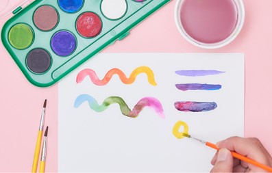 pinceis e tinta para aquarela. pinceis e tinta para aquarela.