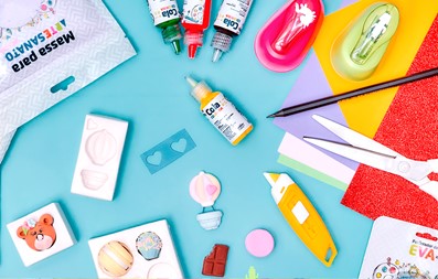 Kit com diversos itens e ferramentas para artesanato. Kit com diversos itens e ferramentas para artesanato.