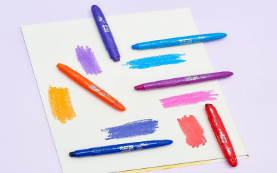 Giz de cera color gel nas cores azul, roxo, laranja e vermelho Giz de cera color gel nas cores azul, roxo, laranja e vermelho